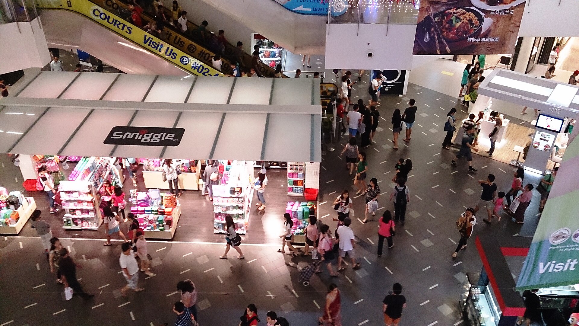 Fotografia real de um saguão de centro comercial com grande fluxo de pessoas