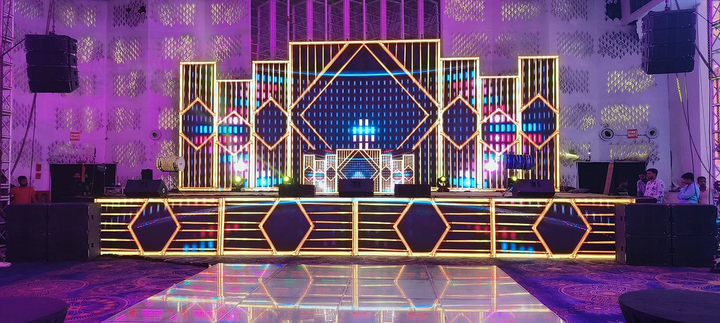 Fotografia real de um palco com painéis de LED em um evento